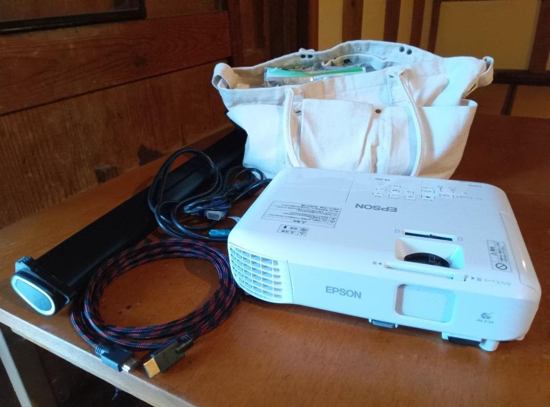 EPSONプロジェクターeb-s05　ランプ時間66ｈ 3200lm