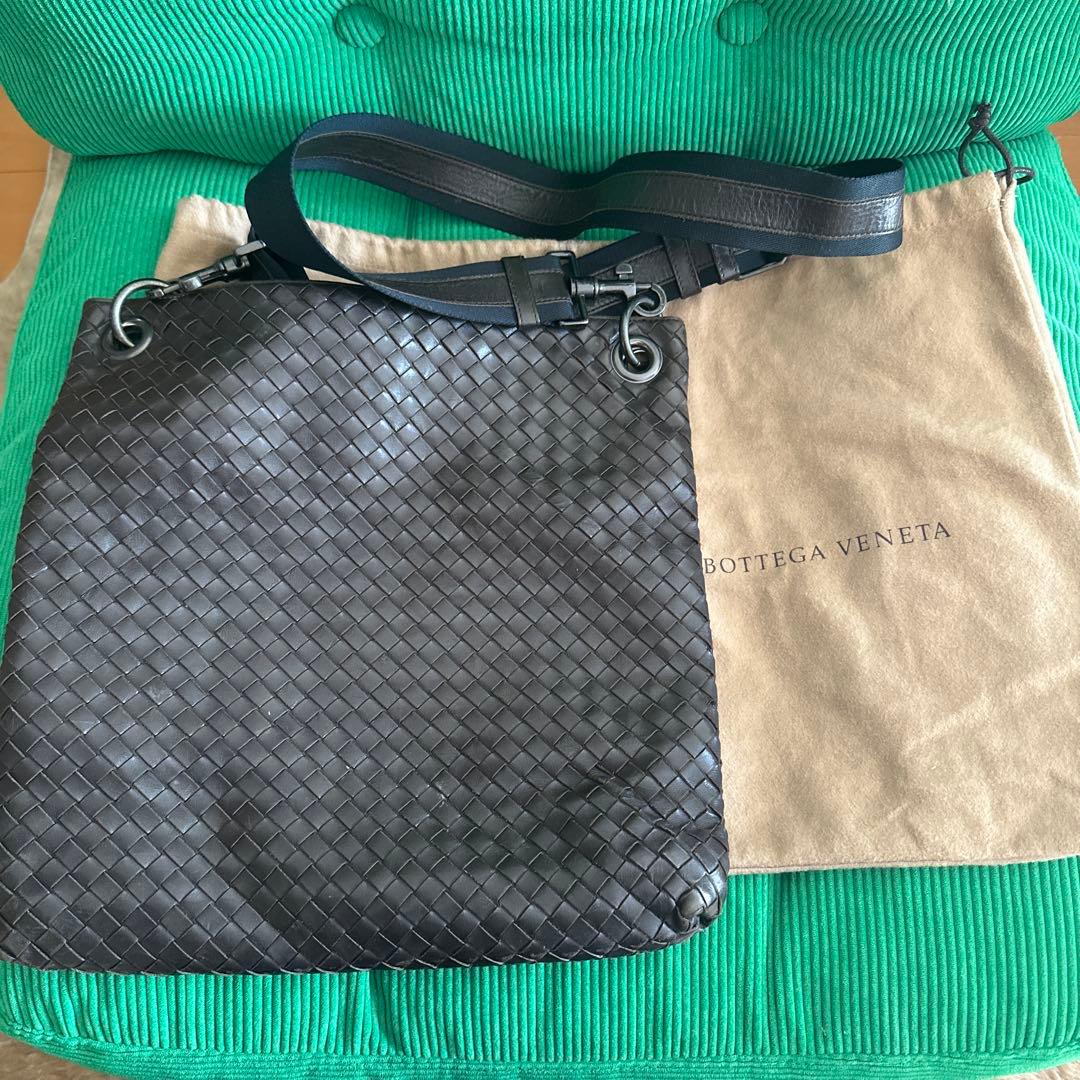 ボッテガヴェネタ　イントレチャート　ショルダーバッグ　斜め掛け　ブラック