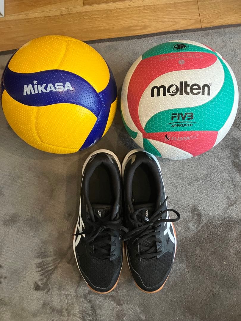 Mikasa FIVB 73 バレーボールとAsicsシューズ