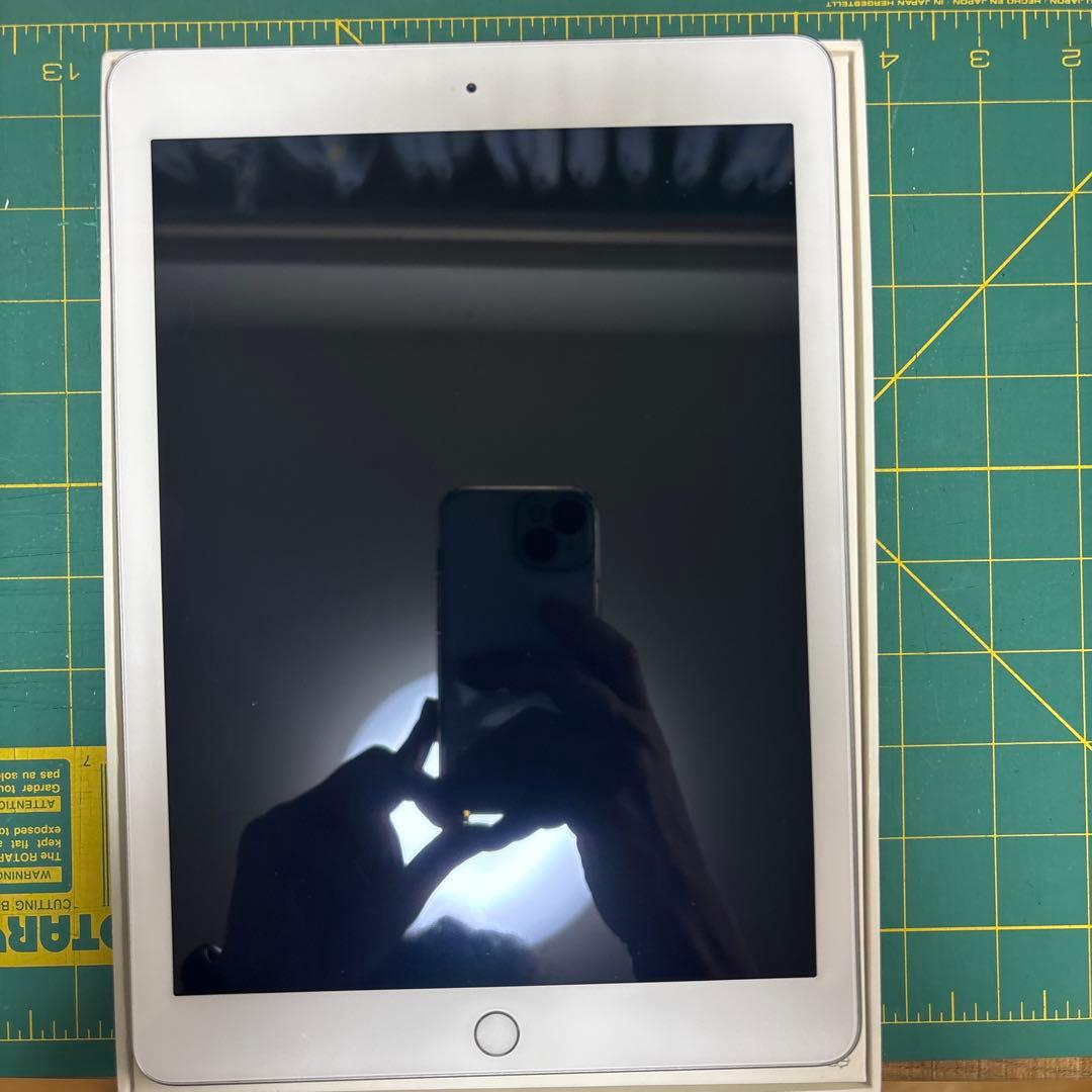 【値下げしました】Apple iPad 第5世代 128GB（シルバー）