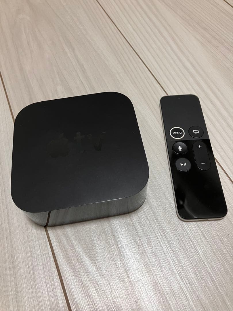 Apple TV 4K 本体とリモコン
