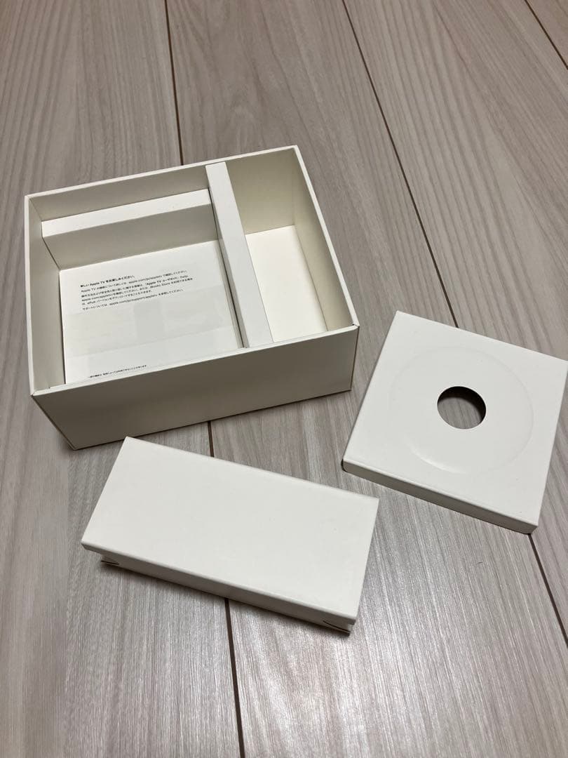 Apple TV 4K 本体とリモコン