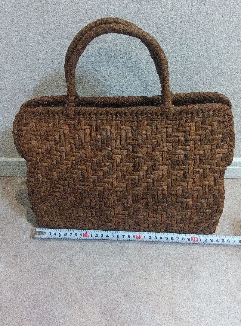 ブラウンの編み込みかごバッグ