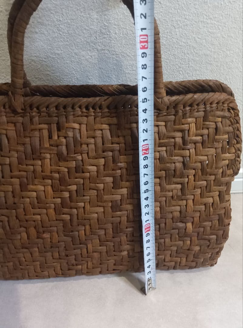 ブラウンの編み込みかごバッグ