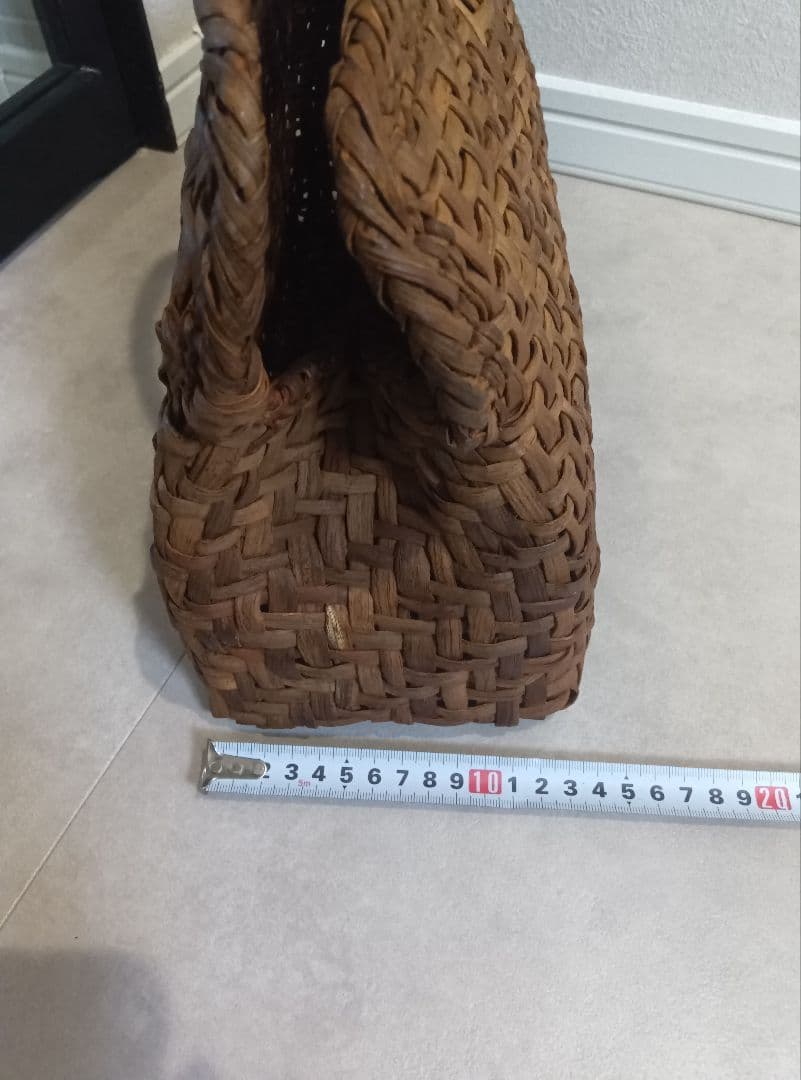 ブラウンの編み込みかごバッグ