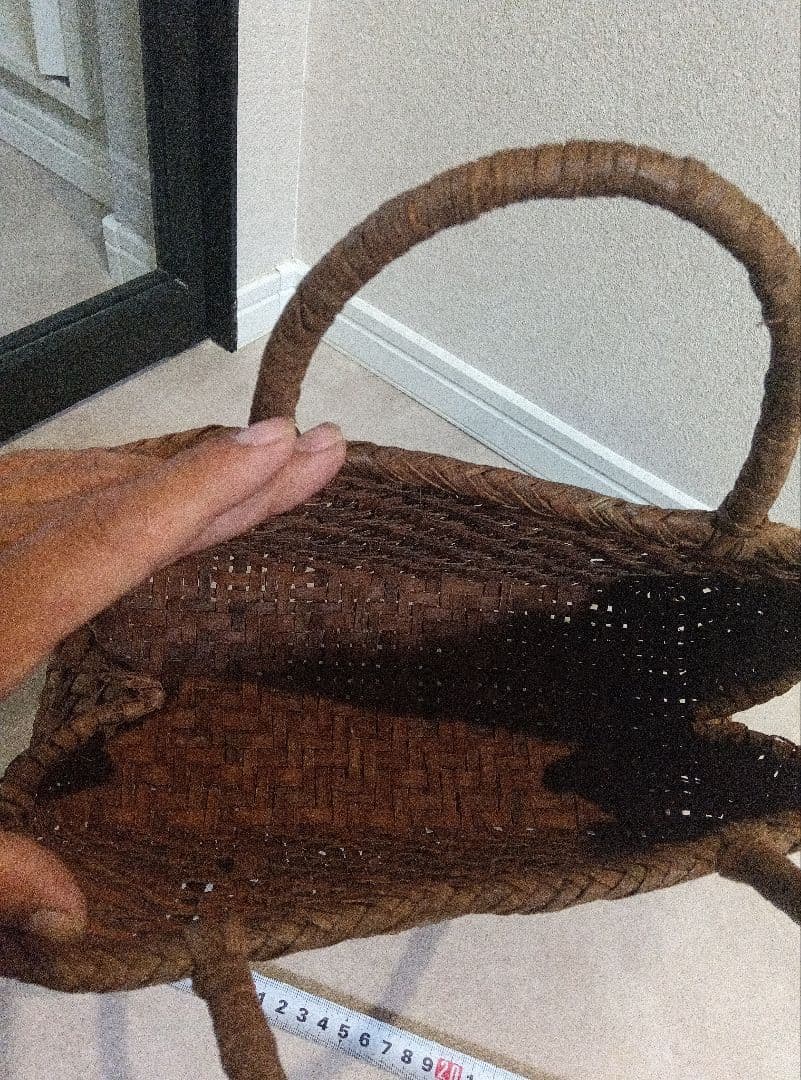 ブラウンの編み込みかごバッグ