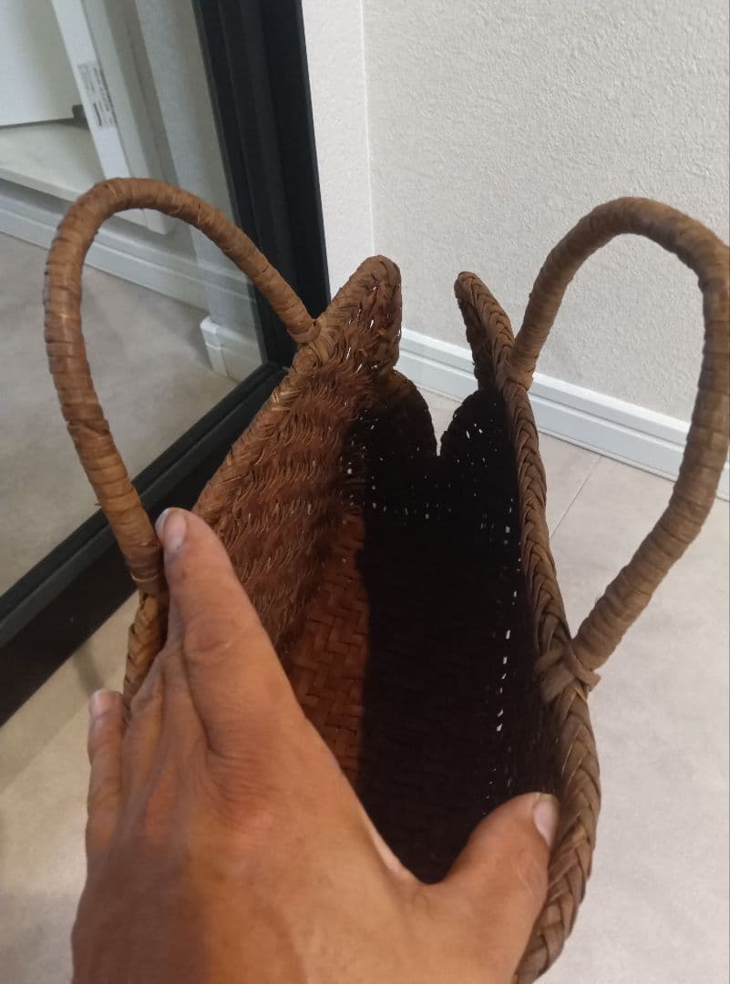 ブラウンの編み込みかごバッグ