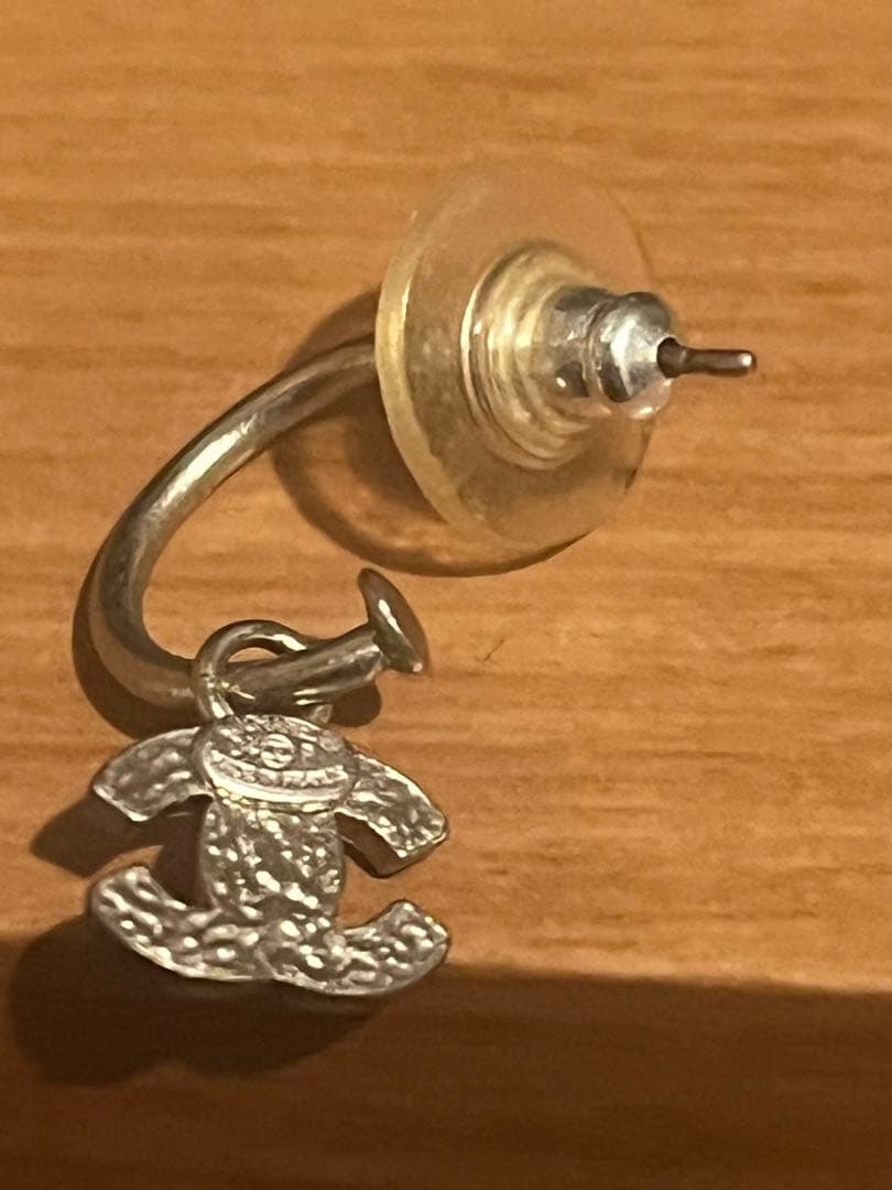 CHANEL シルバー ロゴチャーム ピアス(片耳用)
