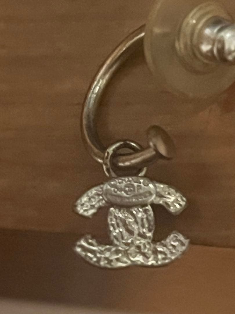 CHANEL シルバー ロゴチャーム ピアス(片耳用)
