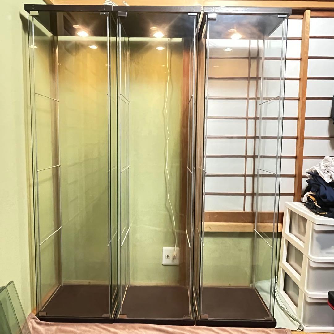 IKEA デトルフ　3連　ブラック　ガラスショーケース 純正LEDライト付き