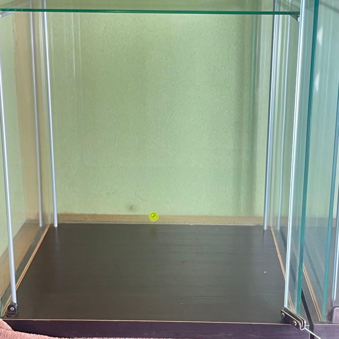 IKEA デトルフ　3連　ブラック　ガラスショーケース 純正LEDライト付き