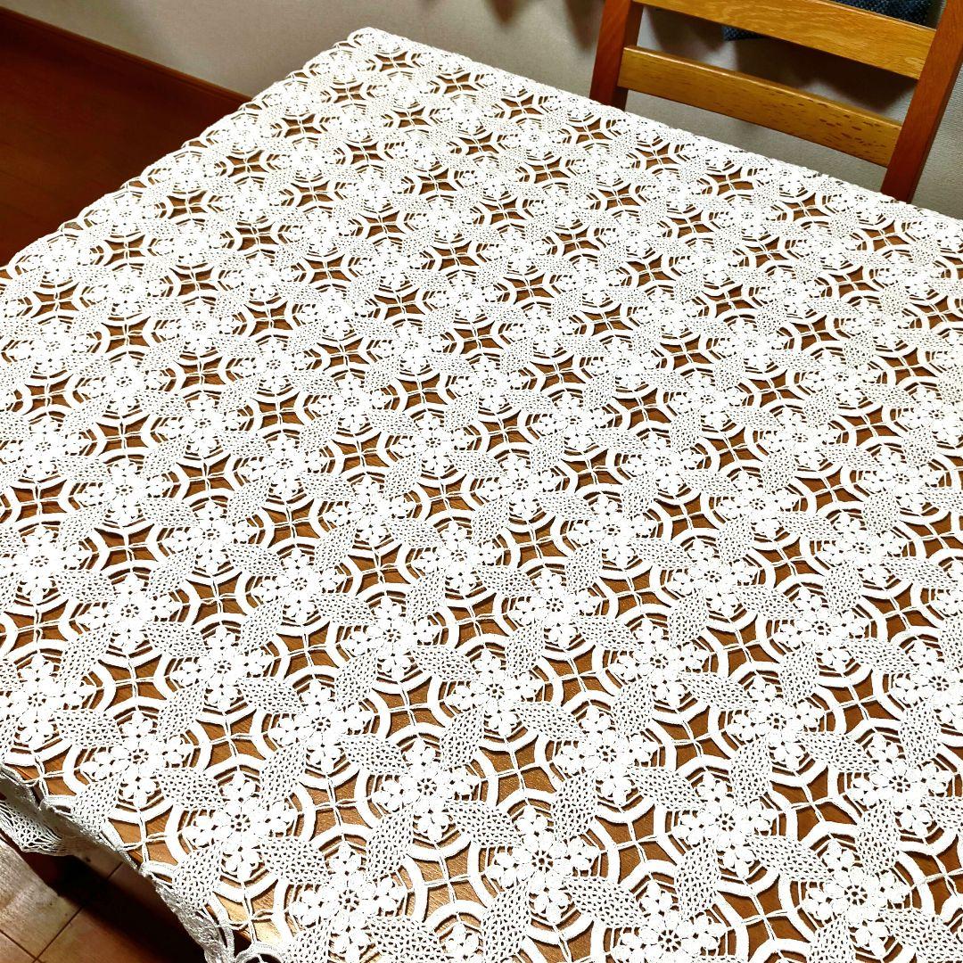 No.71『ホワイトのレース編みドイリー』テーブルクロス．ハンドメイド
