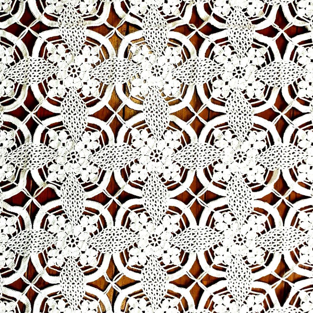 No.71『ホワイトのレース編みドイリー』テーブルクロス．ハンドメイド