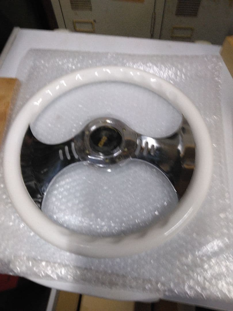 ホワイト/ゴールド 3スポーク ステアリングホイール新古品です。8さん専用です。