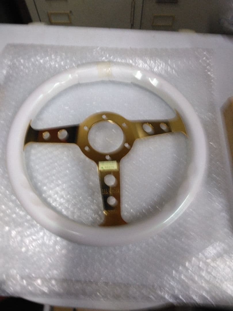 ホワイト/ゴールド 3スポーク ステアリングホイール新古品です。8さん専用です。