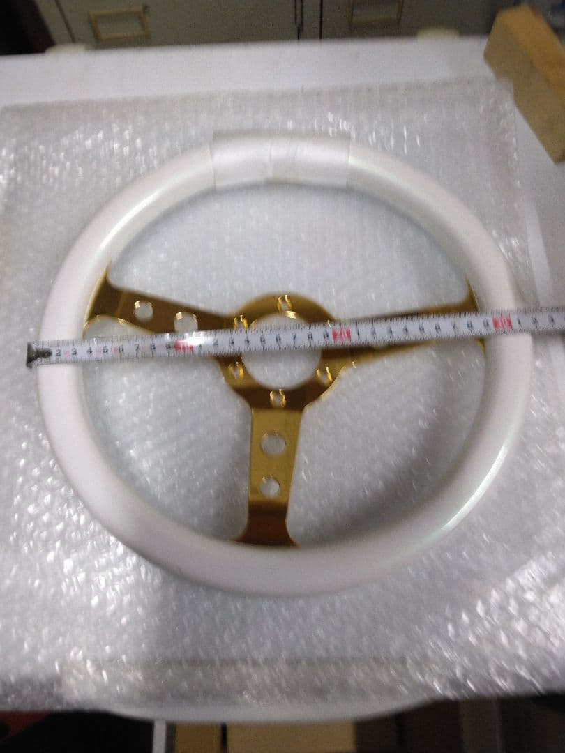 ホワイト/ゴールド 3スポーク ステアリングホイール新古品です。8さん専用です。