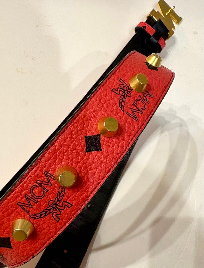 MCM エムシーエム☆ベルト ロゴ柄 ヴィセトス スタッズ　赤　80