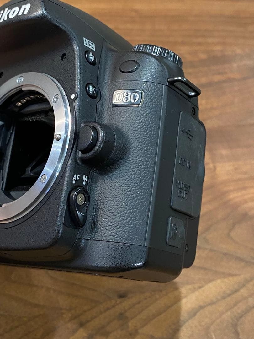 Nikon D80 デジタル一眼レフ　ボディとバッテリー