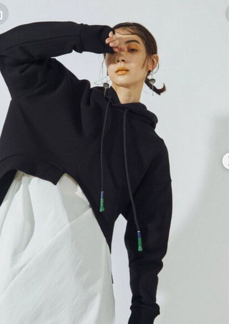 UN3D. ヘムカットショートフーディー