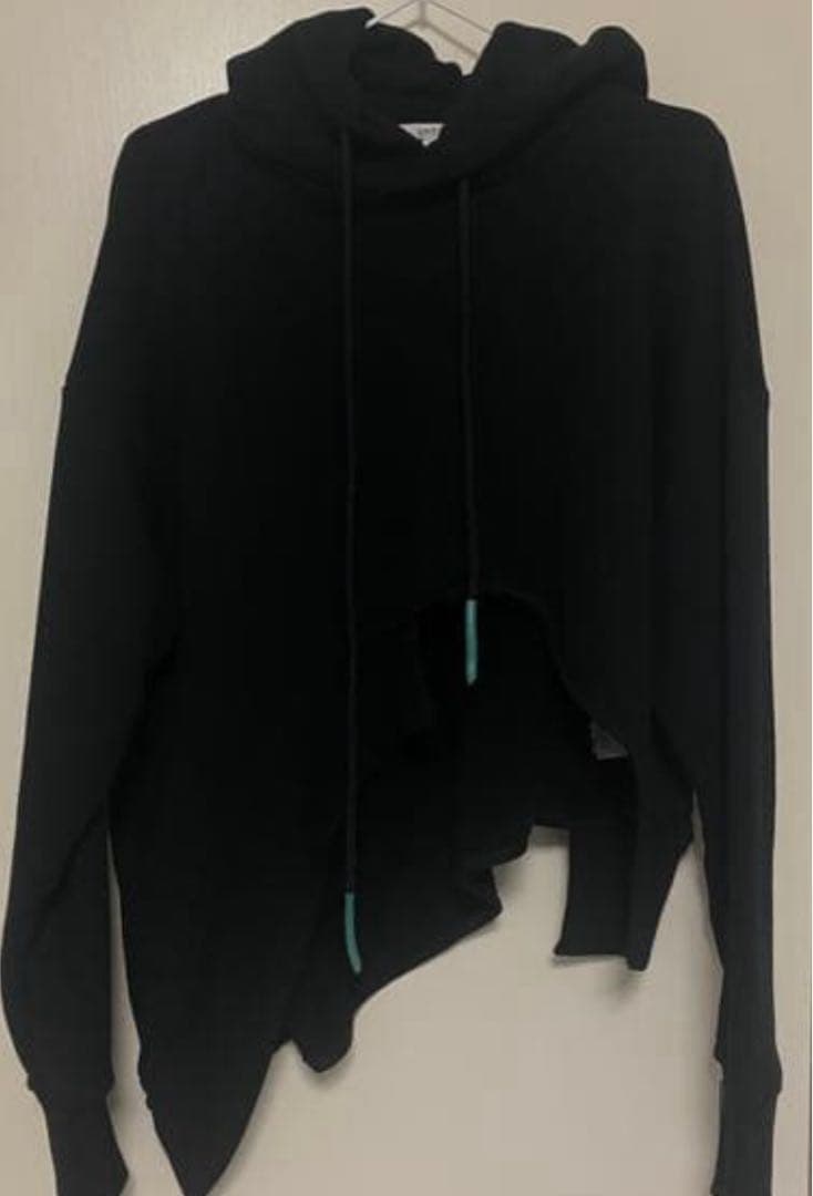 UN3D. ヘムカットショートフーディー