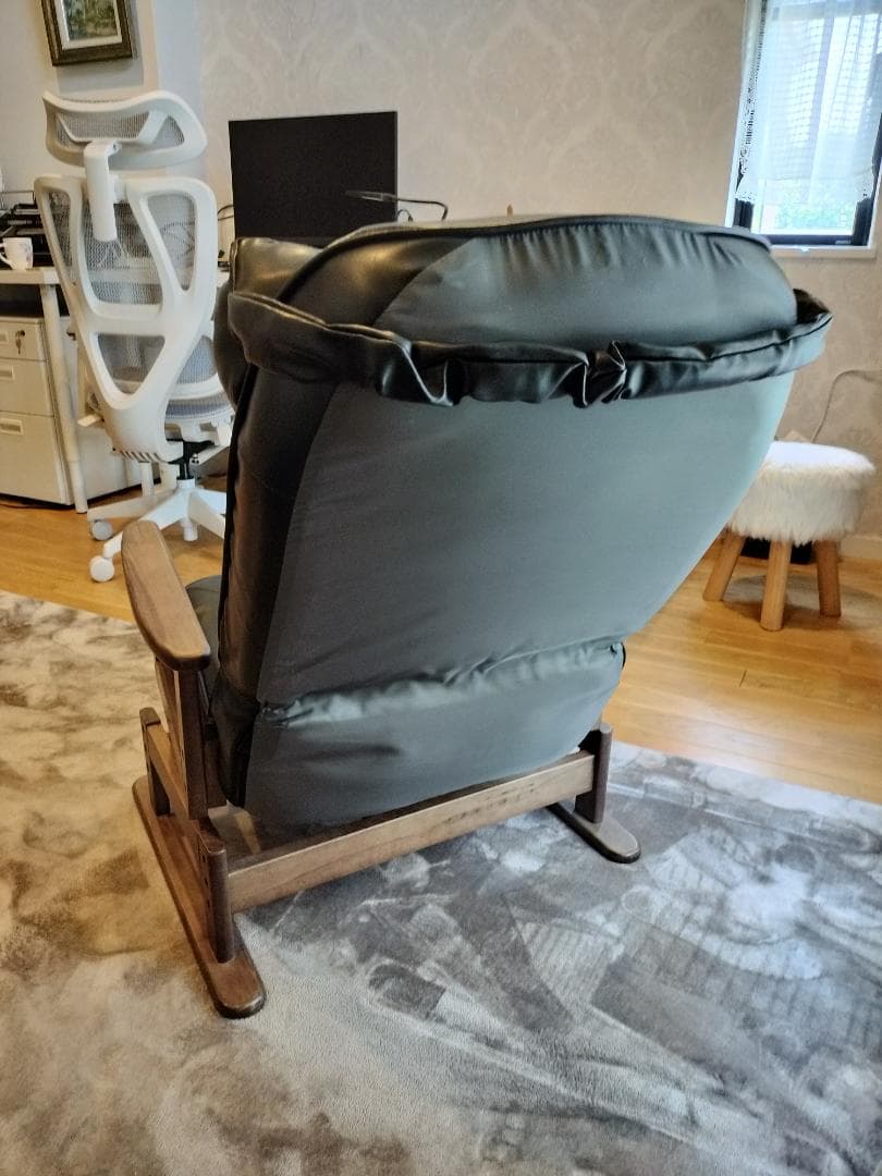 軽量コンパクト設計で360度回転とリクライニング機能が付いた高座椅子