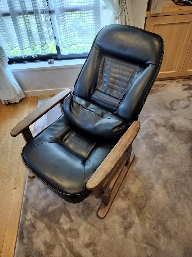 軽量コンパクト設計で360度回転とリクライニング機能が付いた高座椅子