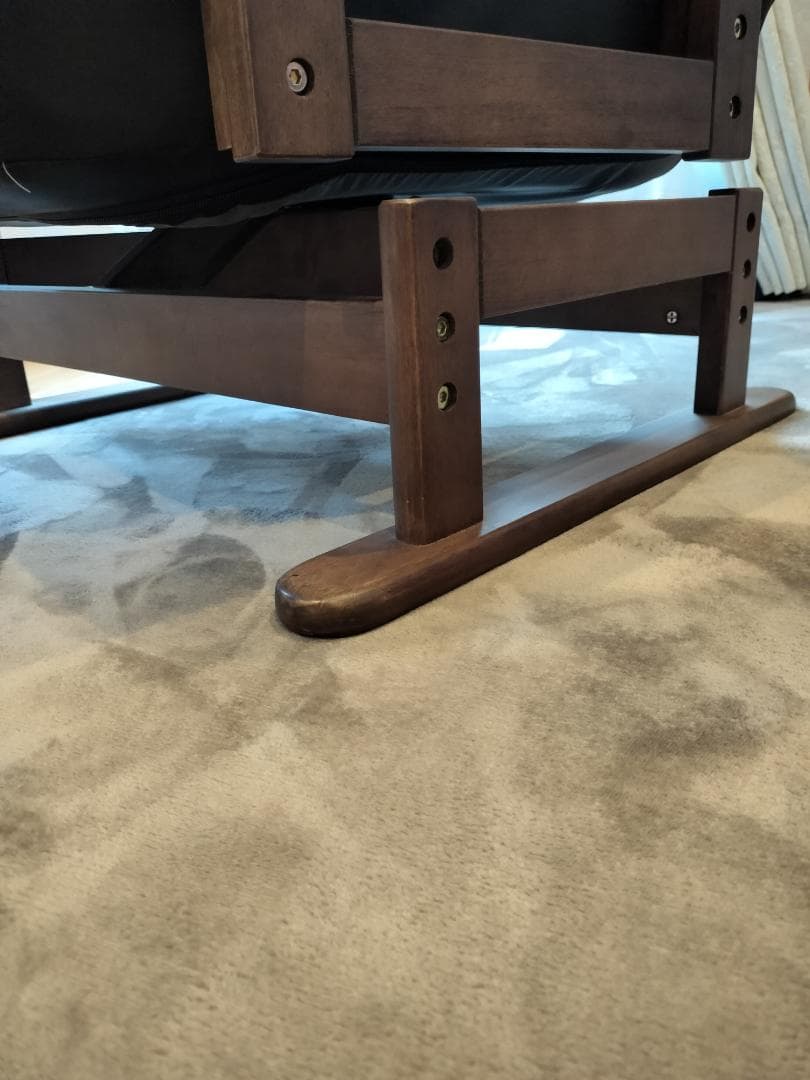 軽量コンパクト設計で360度回転とリクライニング機能が付いた高座椅子