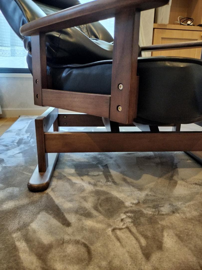 軽量コンパクト設計で360度回転とリクライニング機能が付いた高座椅子