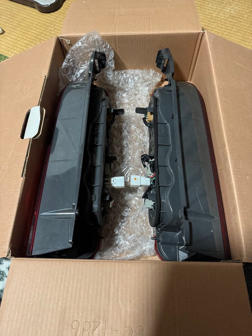 200系ハイエースバン　4型以後　純正クリアテール左右セット③送料込み