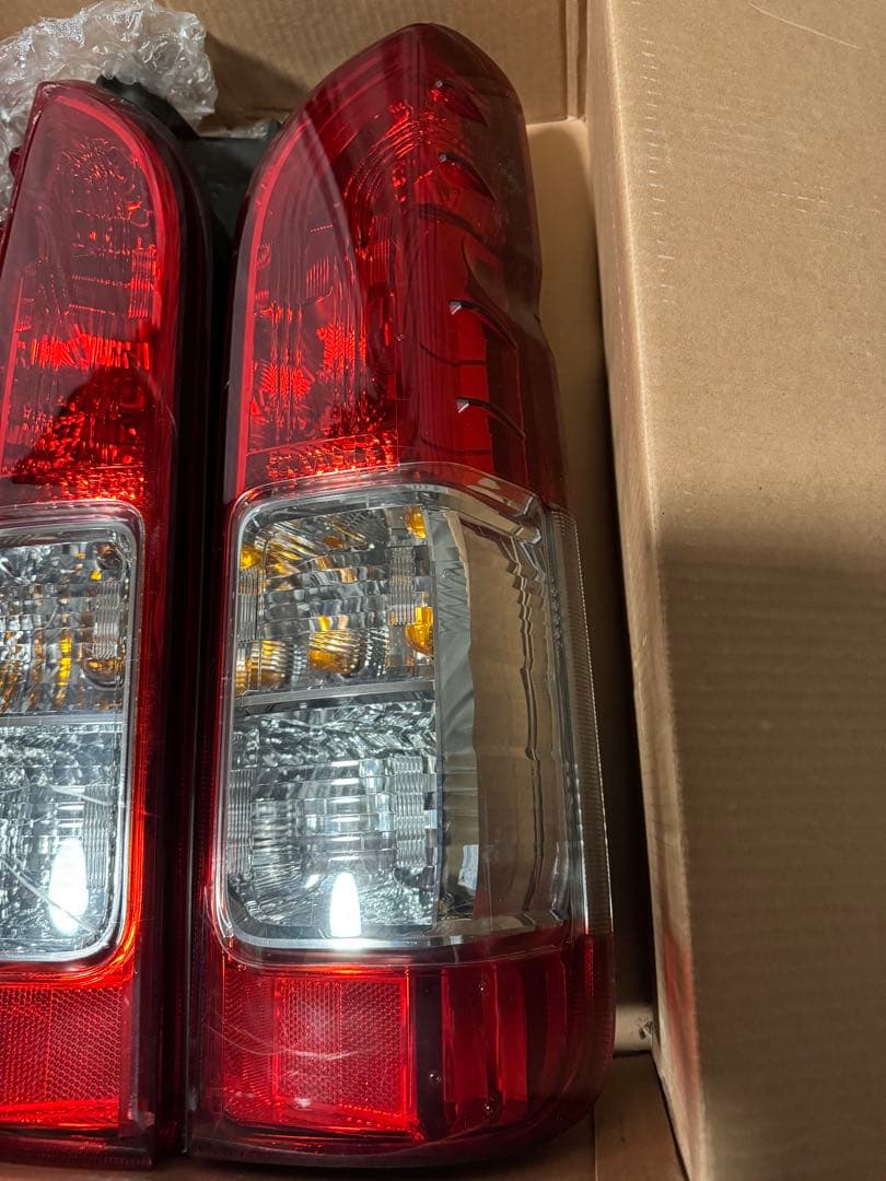 200系ハイエースバン　4型以後　純正クリアテール左右セット③送料込み