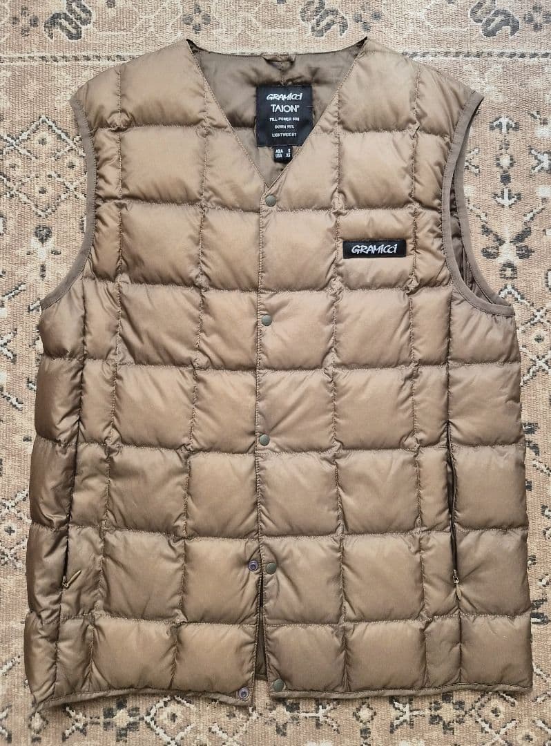 GRAMICCI×TAION コラボダウンセットアップベスト&パンツモカカーキ