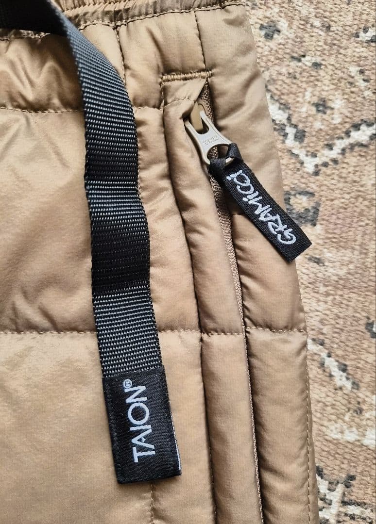 GRAMICCI×TAION コラボダウンセットアップベスト&パンツモカカーキ