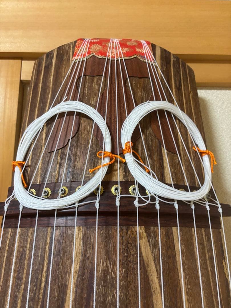 伝統的な筝 13弦 爪付き