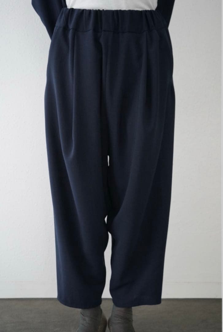 NO CONTROL AIR スパンポリエステルドレープカルゼ テーパードパンツ