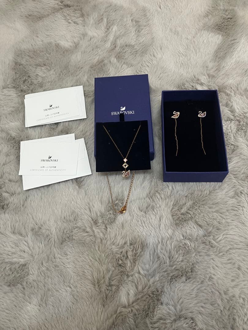 Swarovski スワンモチーフ ネックレスとピアスセット