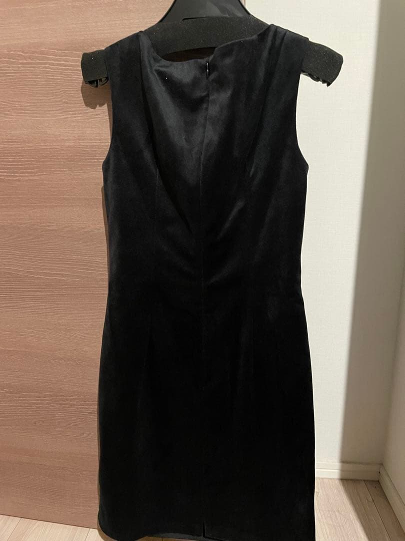 Glossy ビジュー付きブラックタイトドレス