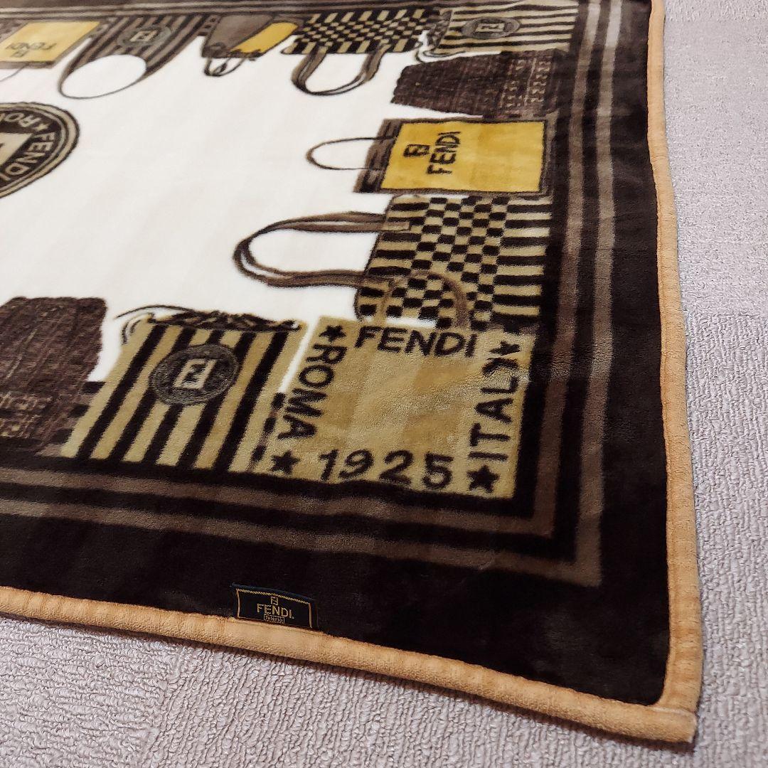 FENDI　フェンディ　バック 柄　ニューマイヤー ハーフ毛布