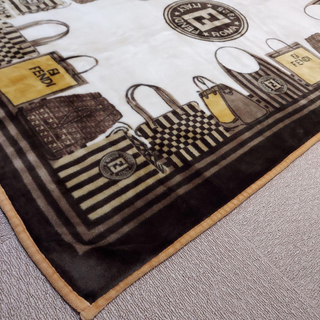 FENDI　フェンディ　バック 柄　ニューマイヤー ハーフ毛布