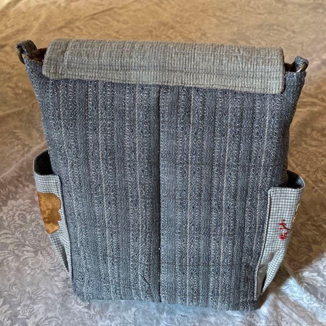 四角窓のふたつきショルダーバッグ