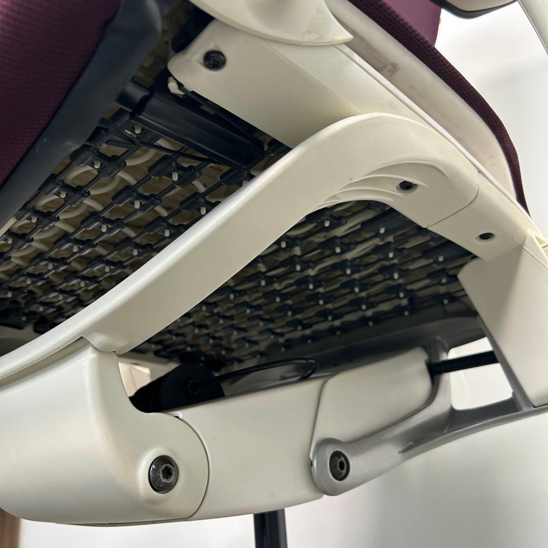 O. エンボディチェア ハーマンミラー ホワイト Embody. えんじ色