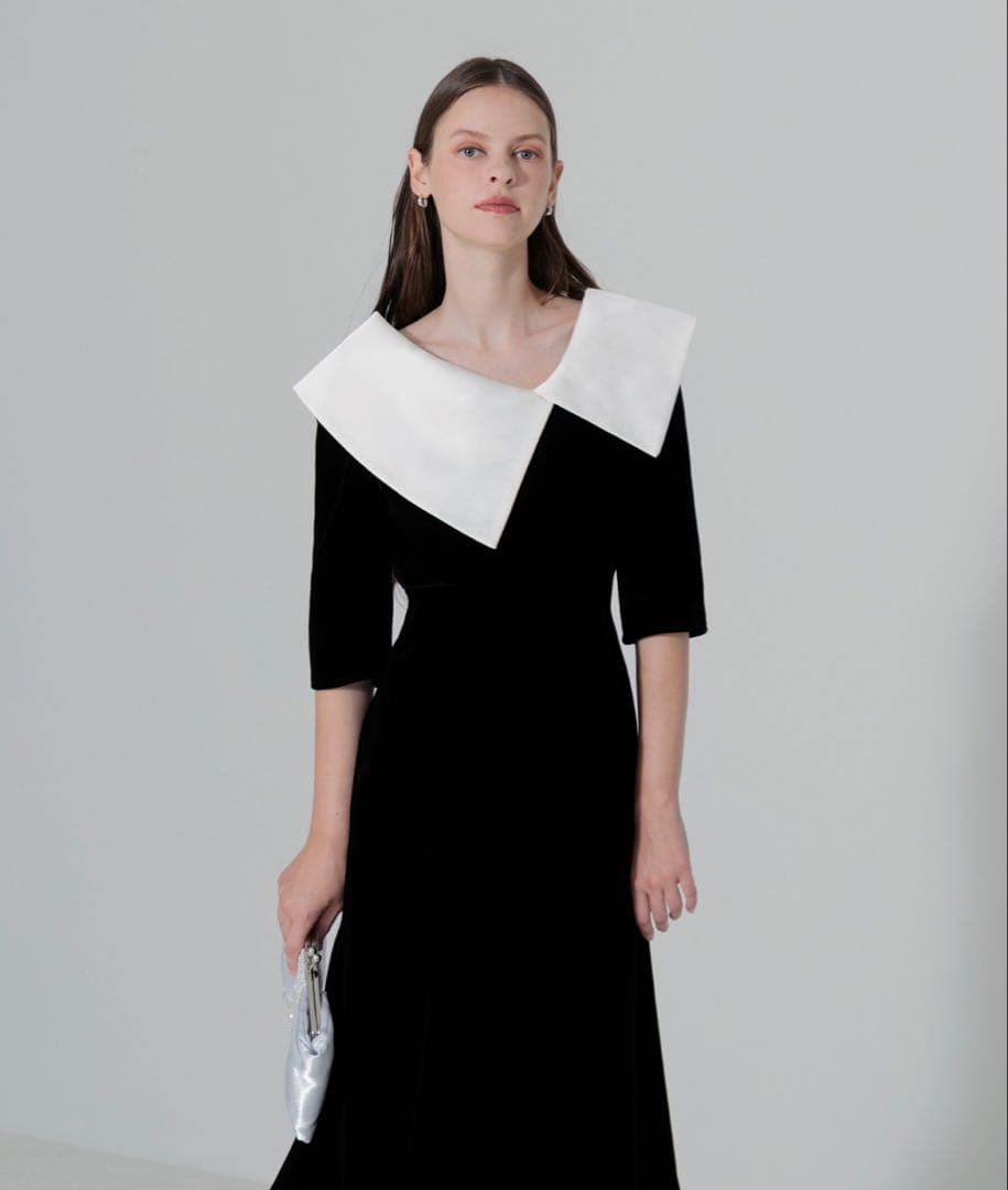 黒いフレアドレス 白い襟付き