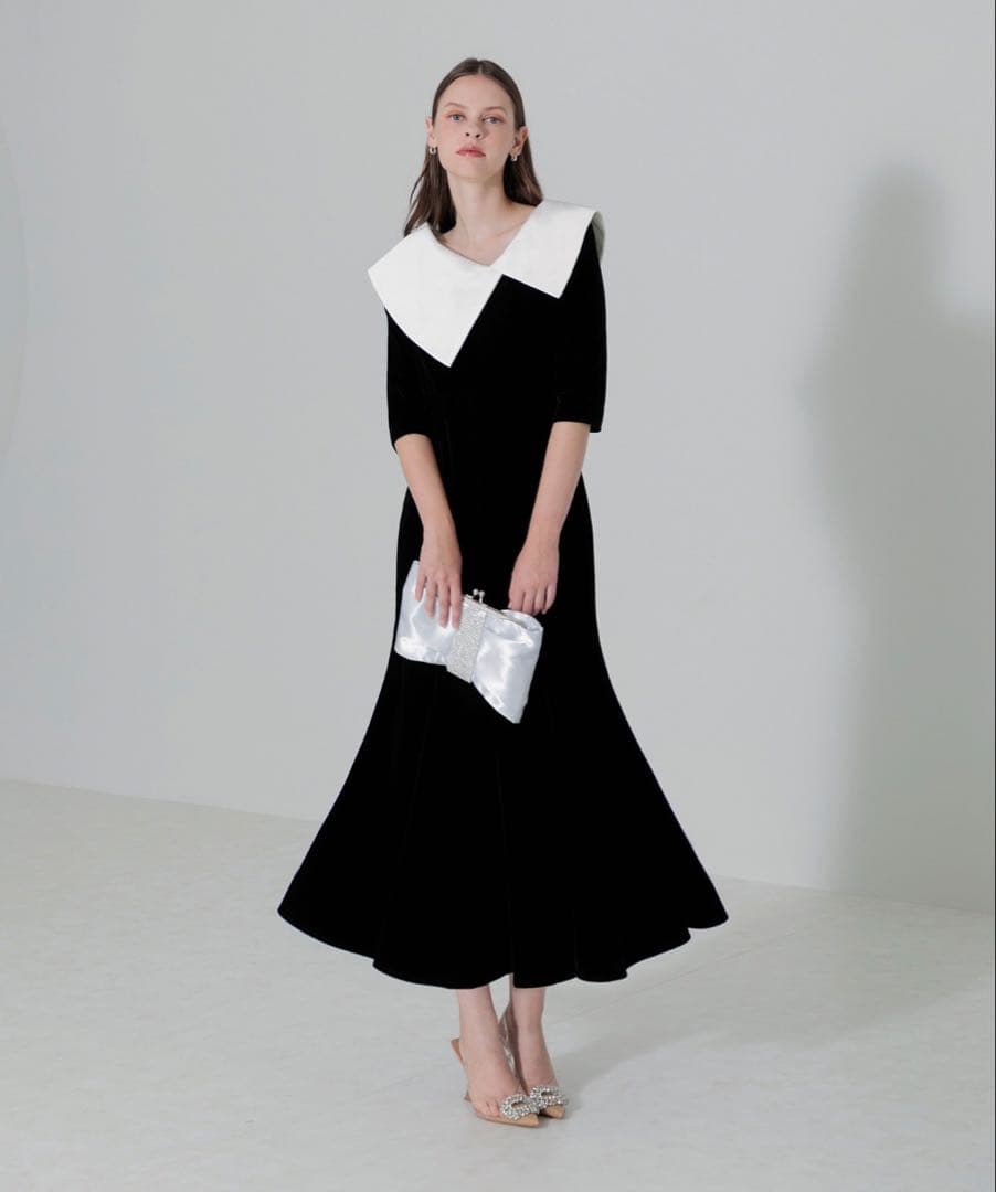黒いフレアドレス 白い襟付き