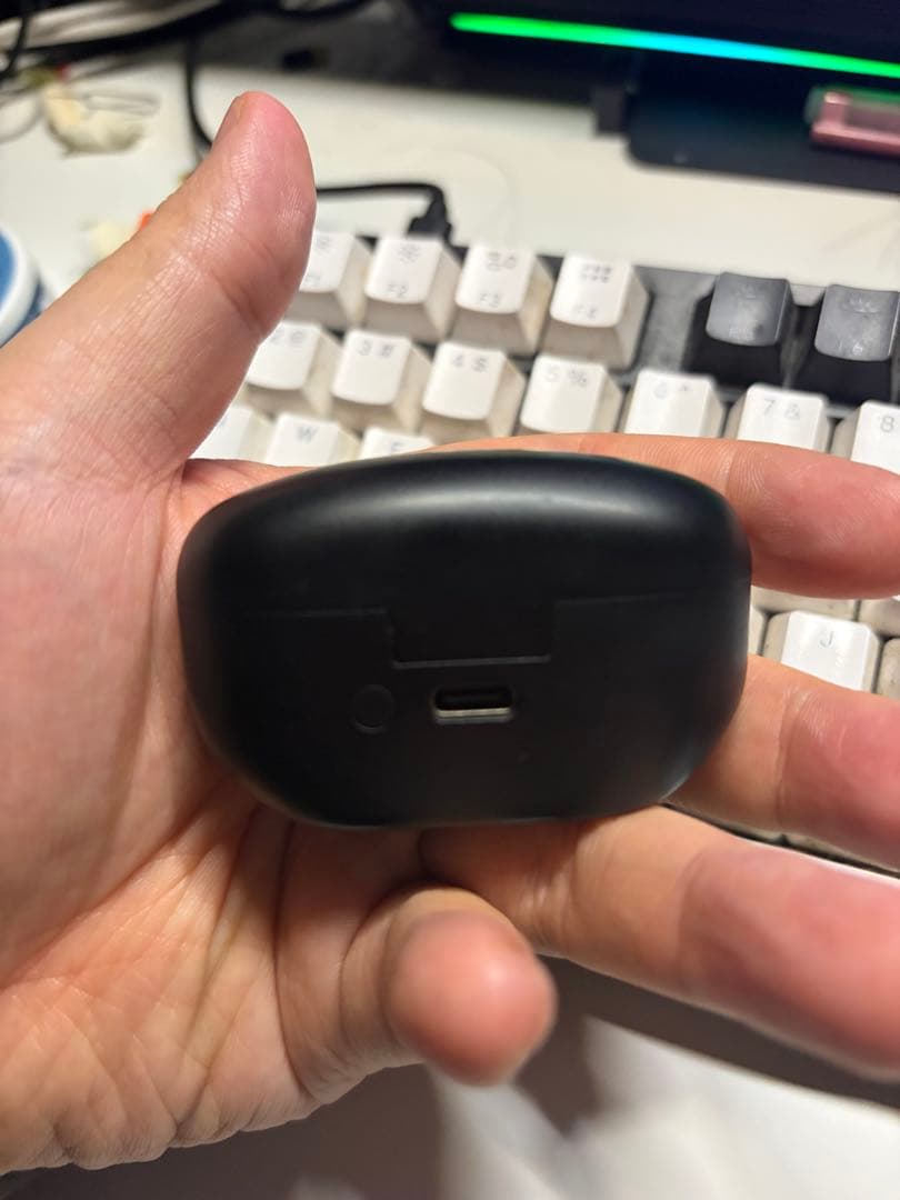 Sony WF-1000XM5 の完全ワイヤレスイヤホンです。 使用期間は短く