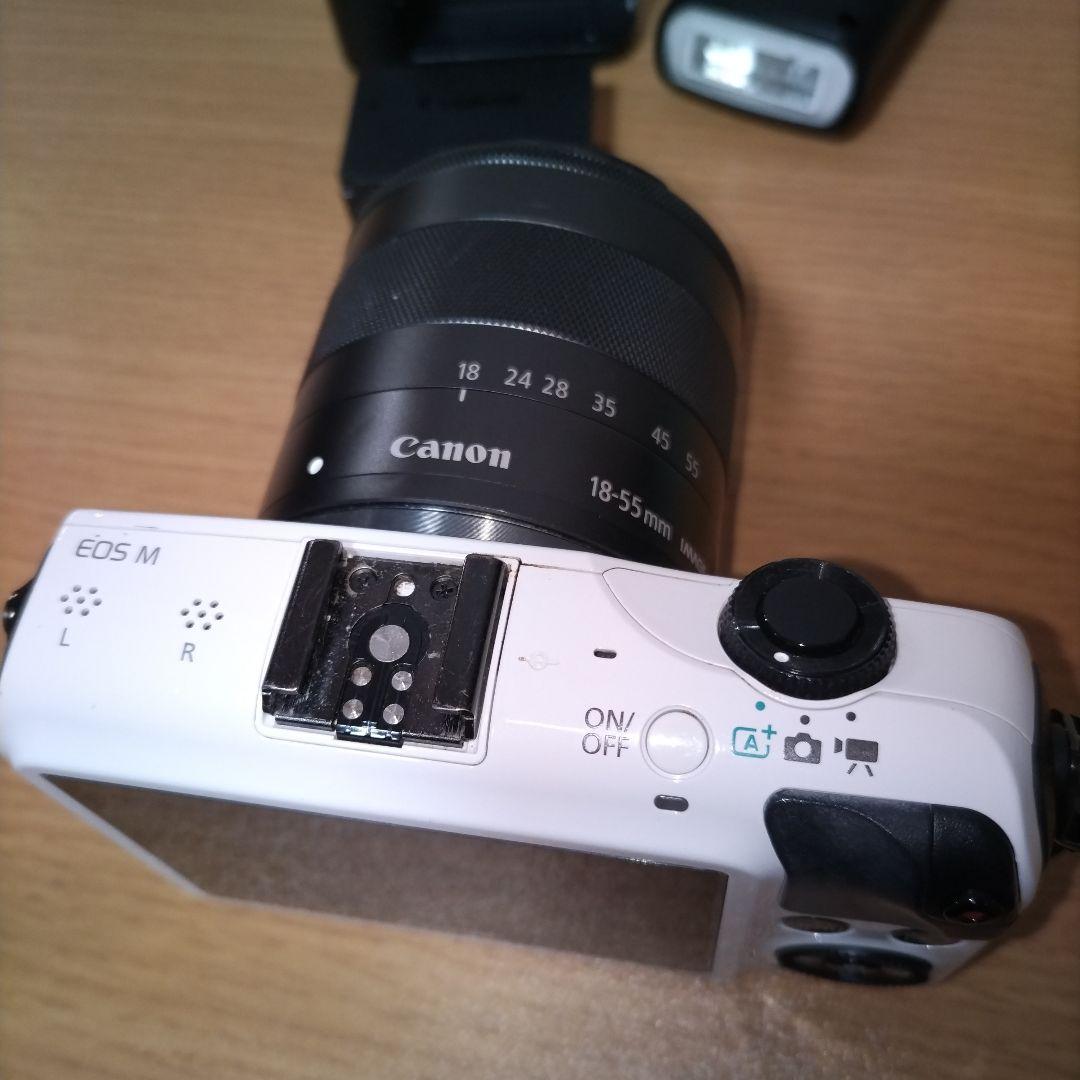 Canon EOS M レンズキット　外付けストロボ　純正バッテリー充電器つき