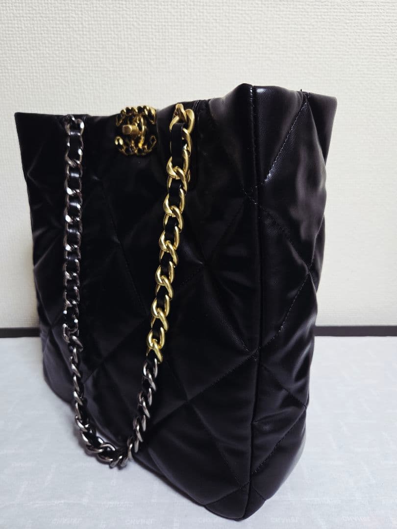 *ラムスキンショルダーバッグ*　ゴールド、シルバーチェーン　キルティングА4