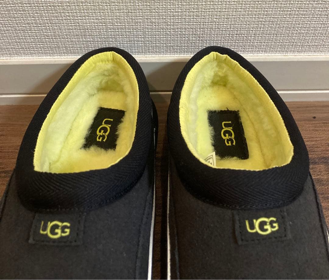 新品　UGG スリッパ　ルームシューズ　黒×イエロー　反射パイピング　26㎝