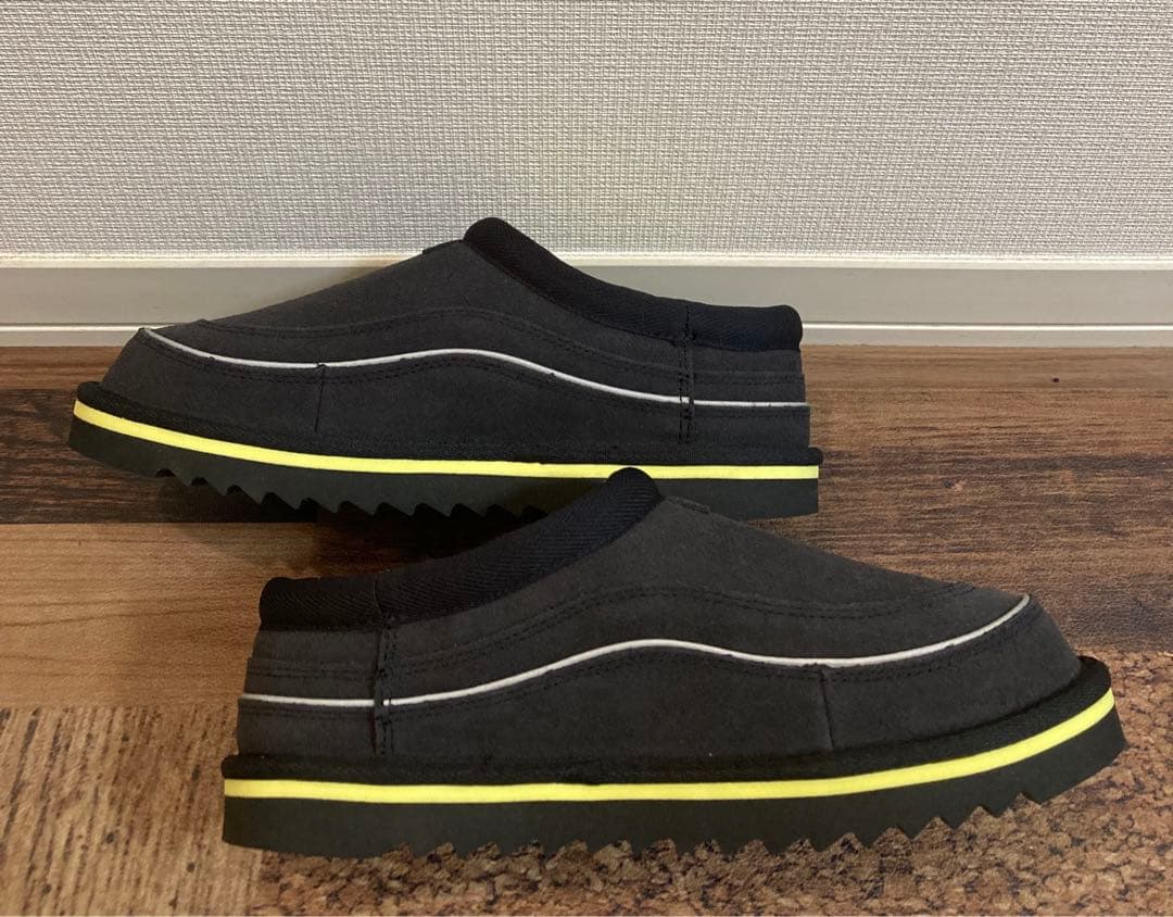 新品　UGG スリッパ　ルームシューズ　黒×イエロー　反射パイピング　26㎝