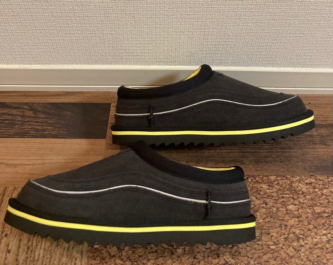 新品　UGG スリッパ　ルームシューズ　黒×イエロー　反射パイピング　26㎝