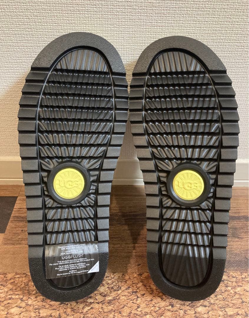 新品　UGG スリッパ　ルームシューズ　黒×イエロー　反射パイピング　26㎝