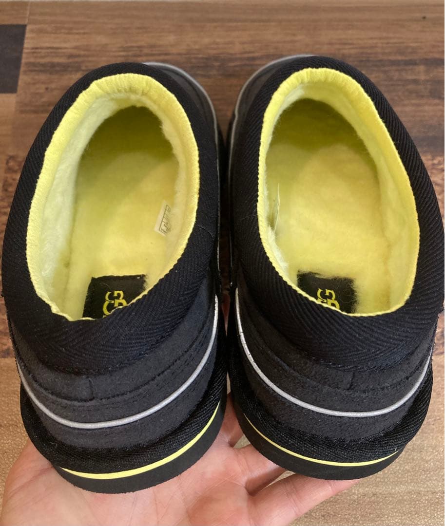 新品　UGG スリッパ　ルームシューズ　黒×イエロー　反射パイピング　26㎝